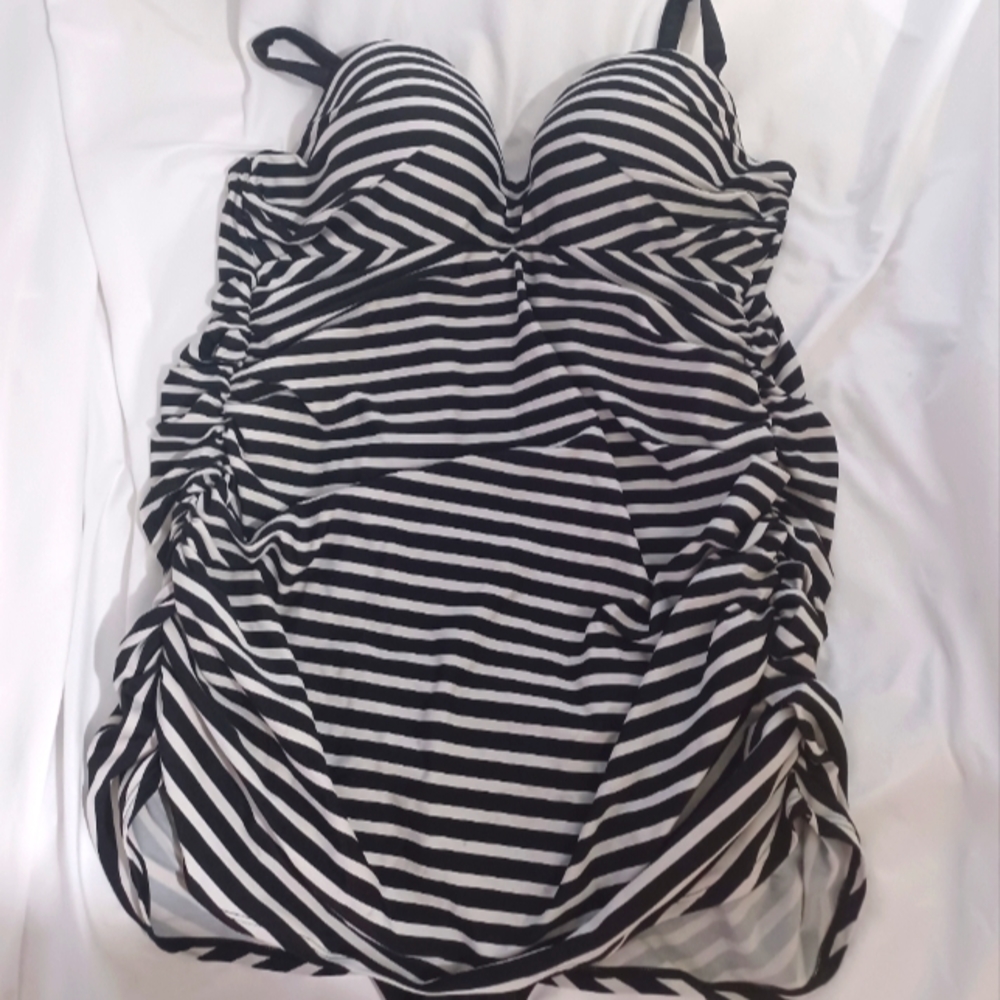 Adorable Lane Bryant Cacique size 20 swimsuit pin up style swim dress